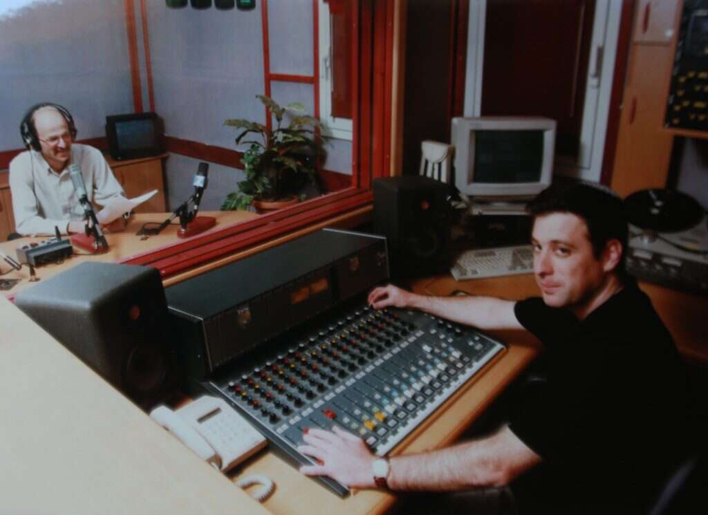 מופקדים על העובדות. חגי סגל מול המיקרופון והטכנאי יואב פינקל. | מרים צחי