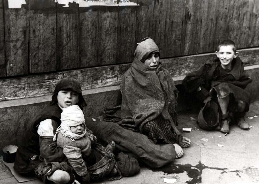 "בחורף העניים לבושים בבגדים עבים, ולכן אין לכינים גישה קלה לגופם". גטו ורשה, 1941. | גטי אימג'ס