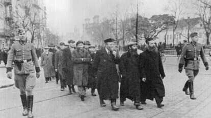 יהודי ורשה בדרכם לגטו, בליווי הגסטפו. | גטי אימג'ס