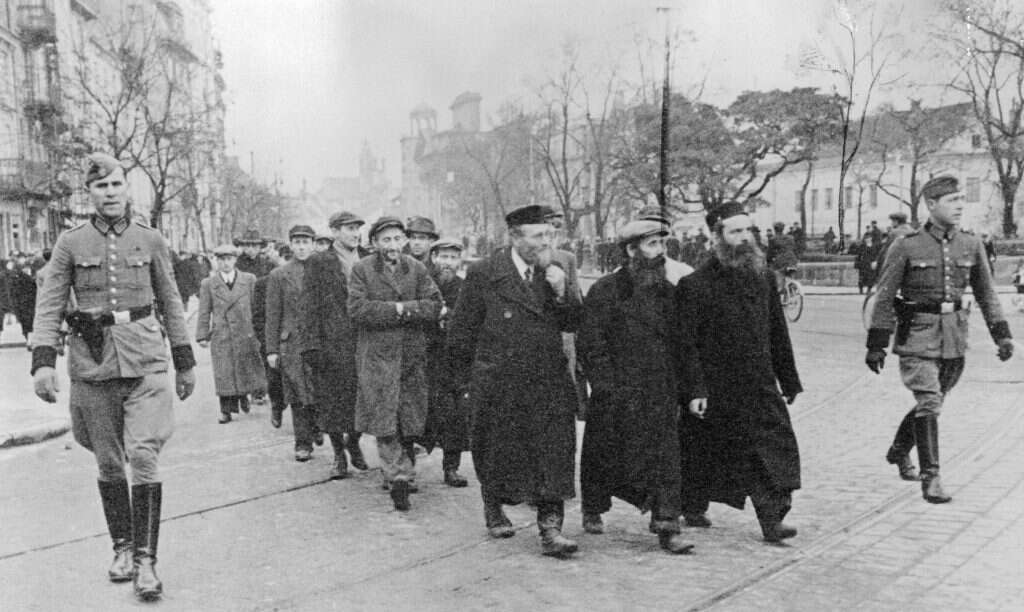 יהודי ורשה בדרכם לגטו, בליווי הגסטפו. | גטי אימג'ס