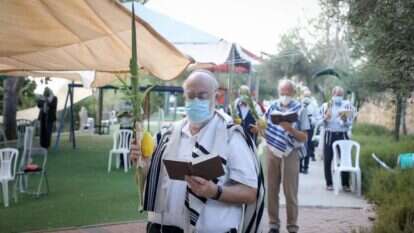 הממד הציבורי־קהילתי הפך למרכיב חשוב וחיוני בעיצוב התפילה. סוכות תשפ"א באפרת. | גרשון אלינסון, פלאש 90