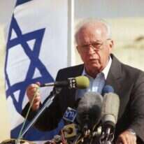 רבין כששעונו על ידו, 1994. | AP