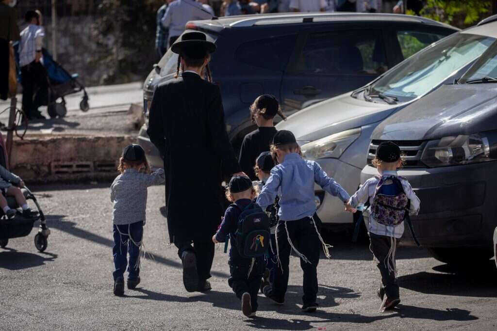 ילדים הולכים לתלמוד תורה בירושלים, השבוע. | יונתן זינדל, פלאש 90