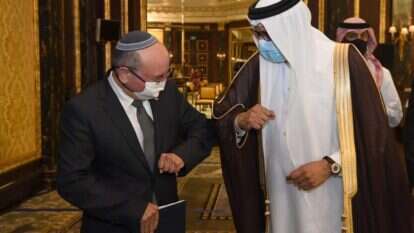 ראש המל"ל מאיר בן־שבת עם שר החוץ של בחריין עבד א־לטיף א־זיאני. | חיים צח, לע"מ