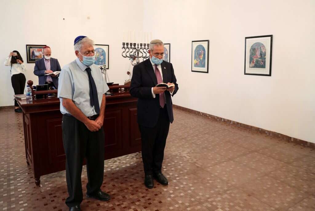 חברי המשלחת הישראלית בבית הכנסת במנאמה. | AFP