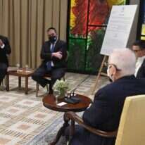 השר מיכאל ביטון וחברי הכנסת משה ארבל ואופיר סופר מגישים לנשיא את האמנה, השבוע. | מארק ניימן, לע"מ