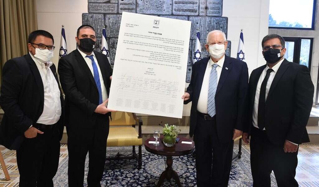 חברי הכנסת סופר (מימין) ארבל והשר ביטון מגישים לנשיא את האמנה, השבוע. | מארק ניימן, לע"מ