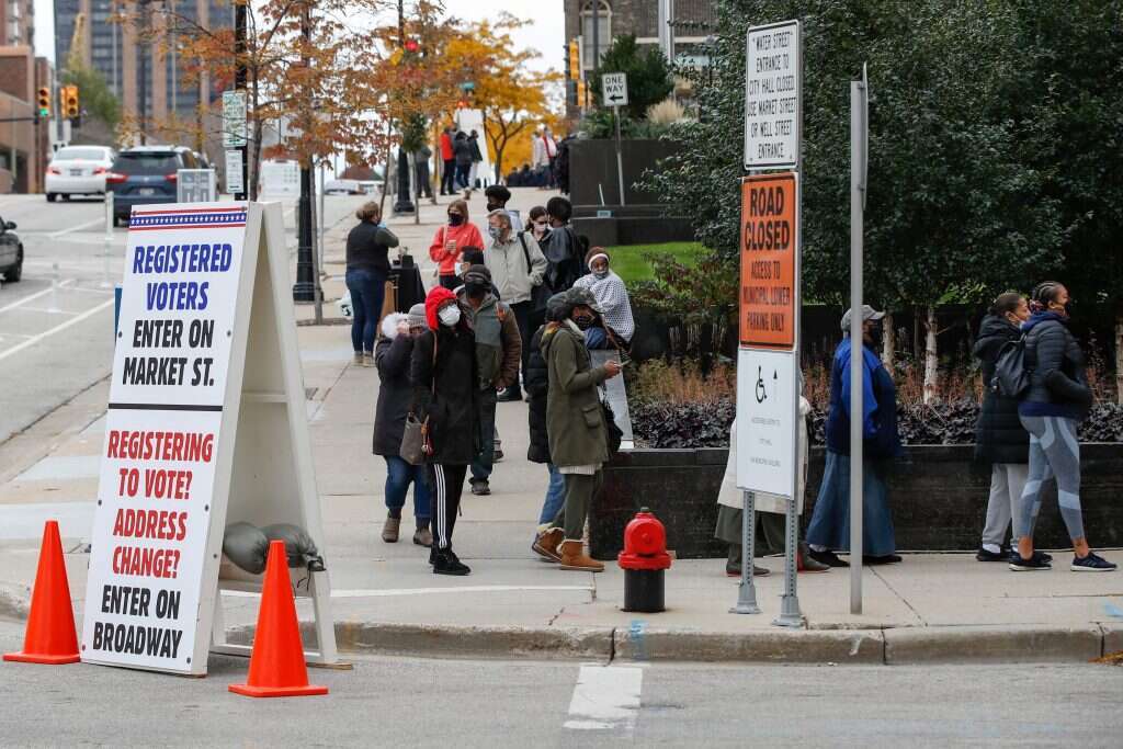 אזרחים בוויסקונסין בתור להצבעה. | EPA