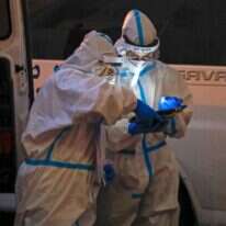 פרמדיקים עומדים מחוץ לבית חולים הדסה עין כרם. | AFP