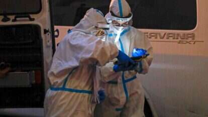 פרמדיקים עומדים מחוץ לבית חולים הדסה עין כרם. | AFP