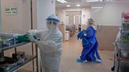 צוות רפואי במחלקת קורונה. למצולמים אין קשר לכתבה. | AFP צוות רפואי במחלקת קורונה. למצולמים אין קשר לכתבה. | AFP