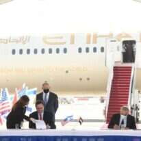 נתניהו, כץ ושר האמירויות לנושאים פיננסיים בחתימת ההסכמים הכלכליים, בשבוע שעבר, בנתב"ג | עמוס בן גרשום, לע"מ