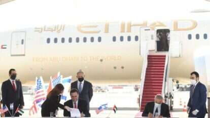 נתניהו, כץ ושר האמירויות לנושאים פיננסיים בחתימת ההסכמים הכלכליים, בשבוע שעבר, בנתב"ג | עמוס בן גרשום, לע"מ