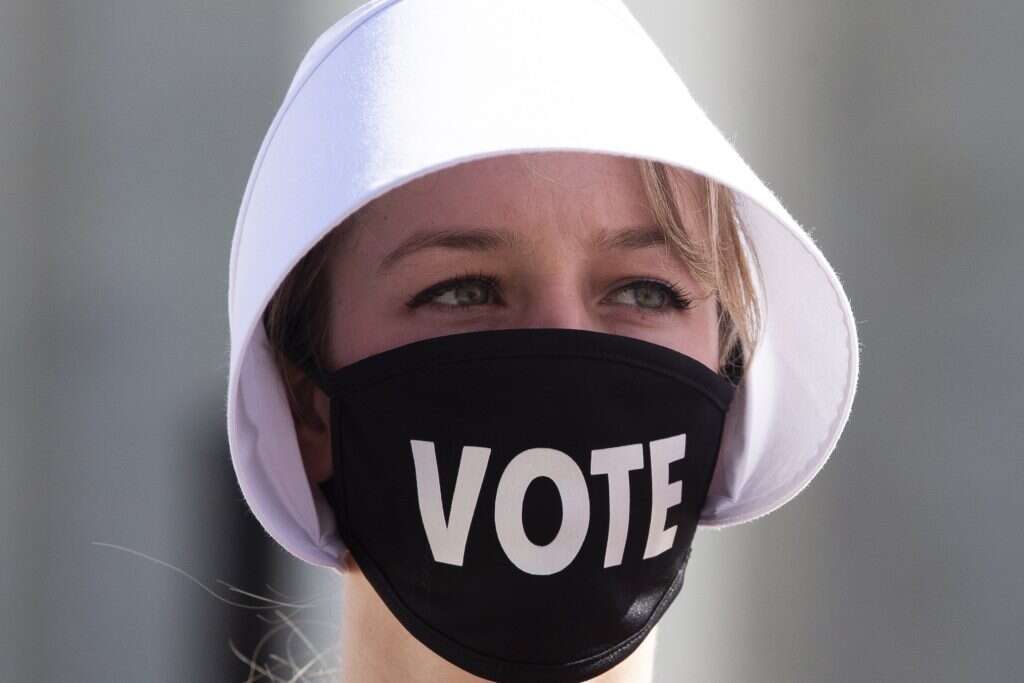 מפגינה דמוקרטית נגד המינוי. | EPA מפגינה דמוקרטית נגד המינוי. | EPA