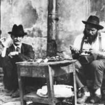 האוכלוסייה באוקראינה שמחה לבואם של הגרמנים שאפשרו לה לעשות שמות ביהודים. סנדלר בגטו למברג (לבוב, אוקראינה), 1944. | גטי אימג'ס