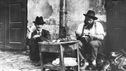 האוכלוסייה באוקראינה שמחה לבואם של הגרמנים שאפשרו לה לעשות שמות ביהודים. סנדלר בגטו למברג (לבוב, אוקראינה), 1944. | גטי אימג'ס