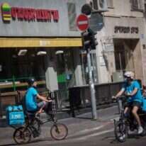 מגפת הקורונה הזכירה לנו עד כמה לא היינו יכולים להתקיים כחברה ללא אותם עובדים חיוניים מדוברים כמו שליחי המזון המהיר. שליחי וולט בתל־אביב, 2020. | מרים אלסטר, פלאש 90