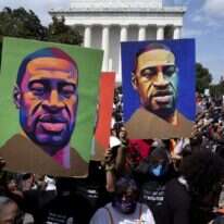 תמונותיו של ג'ורג' פלויד נישאות בצעדת "הורידו את הברכיים שלכם מהצוואר שלנו" לזכר מרטין לותר קינג, וושינגטון, אוגוסט 2020. | EP