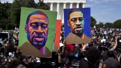 תמונותיו של ג'ורג' פלויד נישאות בצעדת "הורידו את הברכיים שלכם מהצוואר שלנו" לזכר מרטין לותר קינג, וושינגטון, אוגוסט 2020. | EP