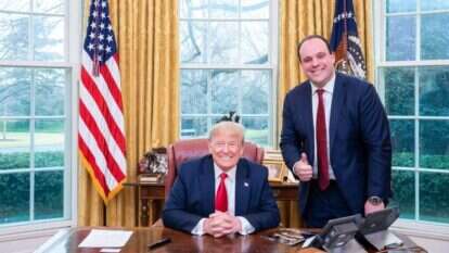 אפשטיין עם הנשיא טראמפ. | דוברות הבית הלבן