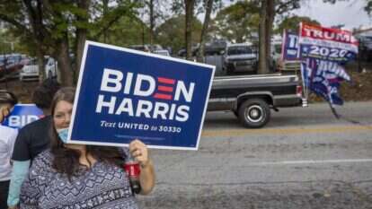 תומכי ביידן וטראמפ מחוץ לכנס בחירות באטלנטה, השבוע. | EPA