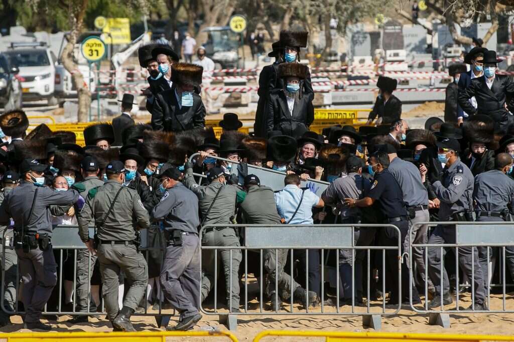 "אני לא יכולה לכעוס על מי שלא יודעים להבדיל בין החרדים ומפחדים מכולם". הלוויית האדמו"ר מפיטסבורג באשדוד. | פלאש 90 "אני לא יכולה לכעוס על מי שלא יודעים להבדיל בין החרדים ומפחדים מכולם". הלוויית האדמו"ר מפיטסבורג באשדוד. | פלאש 90