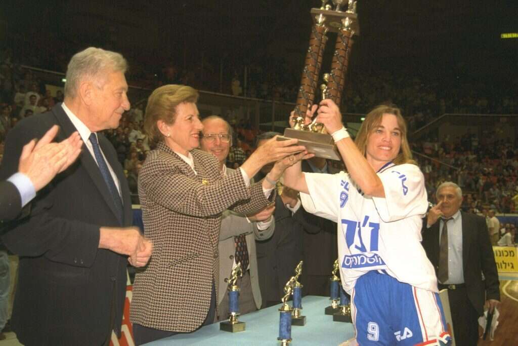 להגיע לצמרת בהשקעה נמוכה. עזר וראומה ויצמן מעניקים את גביע המדינה בכדורסל לנשים ל"אליצור חולון". | ירון אבנר, לע"מ