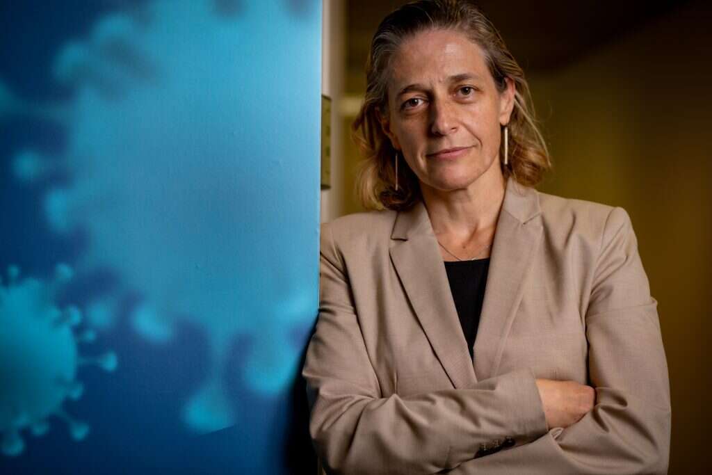 ד"ר שרון אלרעי־פרייס במרכז השליטה של משרד הבריאות. | אריק סולטן