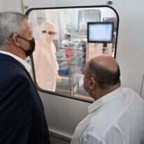 שר הביטחון בני גנץ עם פרופ' שפירא (מימין) בסיור במכון הביולוגי. | משרד הביטחון והמכון למחקר ביולוגי