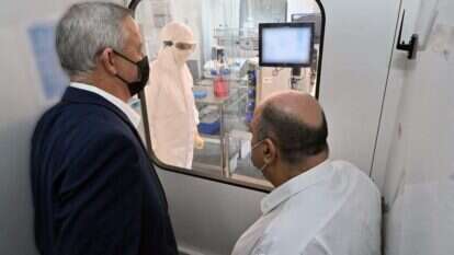 שר הביטחון בני גנץ עם פרופ' שפירא (מימין) בסיור במכון הביולוגי. | משרד הביטחון והמכון למחקר ביולוגי שר הביטחון בני גנץ עם פרופ' שפירא (מימין) בסיור במכון הביולוגי. | משרד הביטחון והמכון למחקר ביולוגי