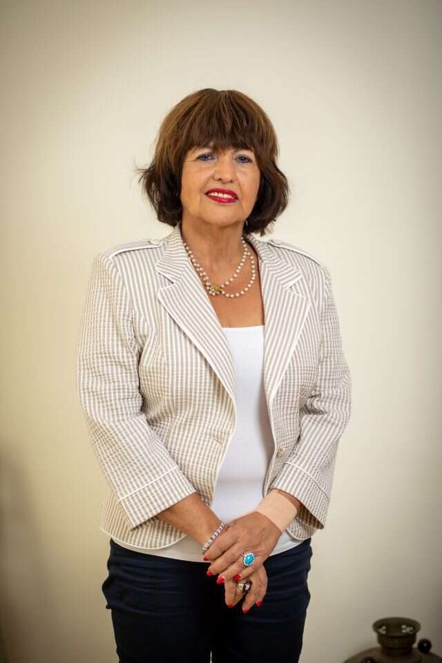 לינדה מנוחין. | אריק סולטן