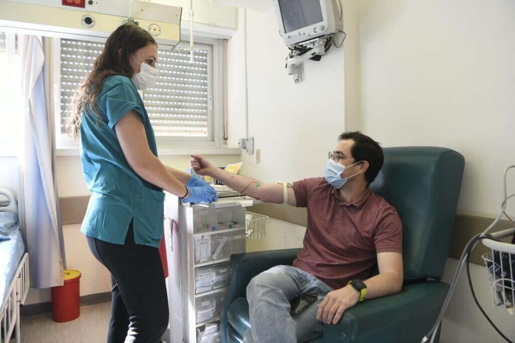 ענר אוטולנגי - הנסיין הראשון שמקבל מנת חיסון לקורונה, יחד עם חנה דרורי - מתאמת המחקר בהדסה. | דוברות הדסה ענר אוטולנגי - הנסיין הראשון שמקבל מנת חיסון לקורונה, יחד עם חנה דרורי - מתאמת המחקר בהדסה. | דוברות הדסה