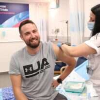 הנסיין הראשון שגב הראל לחיסון לקורונה בבית החולים שיבא תל השומר. | אגף דוברות והסברה, משרד הביטחון