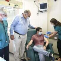 ענר מקבל את החיסון. | אבי חיון