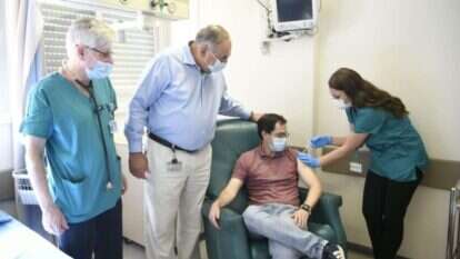 ענר מקבל את החיסון. | אבי חיון ענר מקבל את החיסון. | אבי חיון