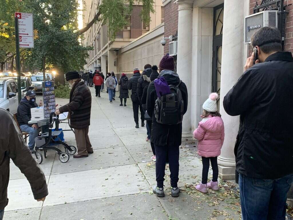 עומדים בתור לקלפי. | דותן מלאך עומדים בתור לקלפי. | דותן מלאך