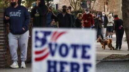 עומדים בתור לקלפי. | גטי אימג'ס עומדים בתור לקלפי. | גטי אימג'ס