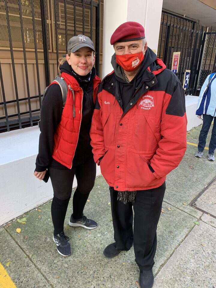 קרטיס סליווה (מימין), מייסד ארגון "המלאכים השומרים". | דותן קרטיס סליווה (מימין), מייסד ארגון "המלאכים השומרים". | דותן