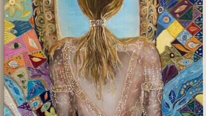 היא פותחת את הדלת ועוברת דרכה ובעברה האחר נגלה בפניה ים כסף אינסופי. שרון הולצר, "ג׳יין דו", שמן על קנבס, 2019