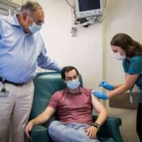 המחוסן הראשון בישראל מקבל את החיסון הישראלי הניסיוני לקורונה בבית החולים הדסה עין כרם. | יונתן זינדל, פלאש 90