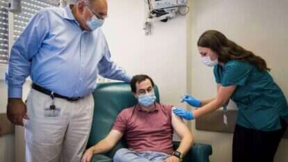 המחוסן הראשון בישראל מקבל את החיסון הישראלי הניסיוני לקורונה בבית החולים הדסה עין כרם. | יונתן זינדל, פלאש 90