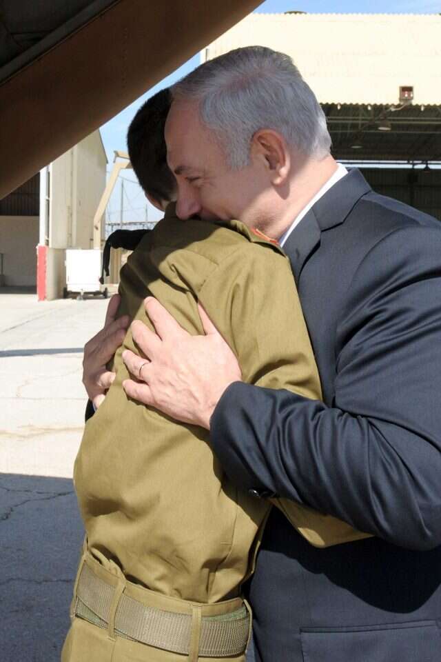 "למזלי זו לא היתה החלטה שלי". נתניהו וגלעד שליט. | אבי אוחיון, לע"מ