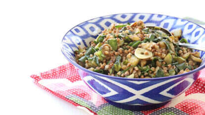 תבשיל כוסמת, זוקיני ותרד. | אפרת ליכטנשטט תבשיל כוסמת, זוקיני ותרד. | אפרת ליכטנשטט