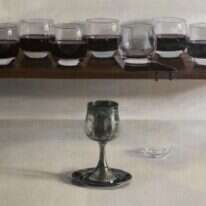 חני כהן זדה, "כוס ברכה", שמן על בד מוצמד ללוח עץ, 2019 . הציור מוצג כעת בלשכת ראש עיריית ירושלים