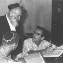 הוכיח אותנו בטירונות על הצורך ללון בעומקה של הלכה גם בשעת המלחמה. הרב אריה בינה ותלמידיו, 1968. | משה מילנר, לע"מ