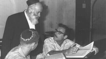 הוכיח אותנו בטירונות על הצורך ללון בעומקה של הלכה גם בשעת המלחמה. הרב אריה בינה ותלמידיו, 1968. | משה מילנר, לע"מ