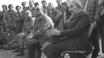 גולדה מאיר ומשה דיין עם לוחמים. | רון פרנקל, לע"מ