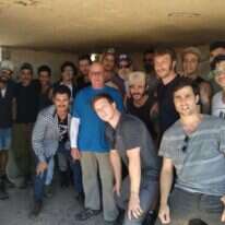 "תרשום, תרשום הכול". צוות "שעת נעילה" עם ניר עתיר בבונקר בתל סאקי. | דפנה פוזן