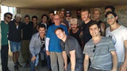 "תרשום, תרשום הכול". צוות "שעת נעילה" עם ניר עתיר בבונקר בתל סאקי. | דפנה פוזן