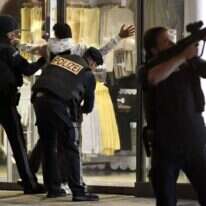 שוטרים אוסטרים בזירת הפיגוע, בשבוע שעבר. | AFP